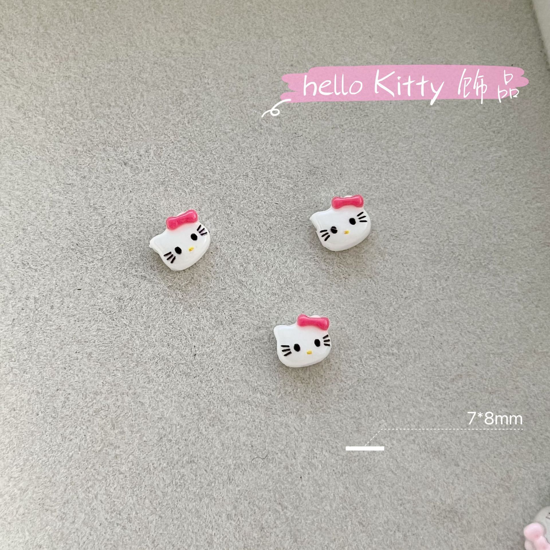 新商品のキティキャットの三麗鴎のネイルアクセサリーのネットの赤い爆発の樹脂のかわいいkt猫は甲を着て飾ります。