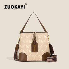 �������б������e����Ů�ļ�2024�¿�r��С������б�挒��ˮͰ��