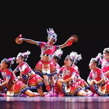 彝族国庆荷铛演出演出服少数民族民族服装民族儿童表演铛起拍服装