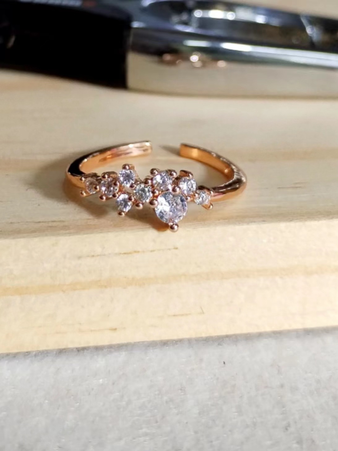 Exquisite V-shaped Zirconia Diamond Ring For Index Finger_voghion.com