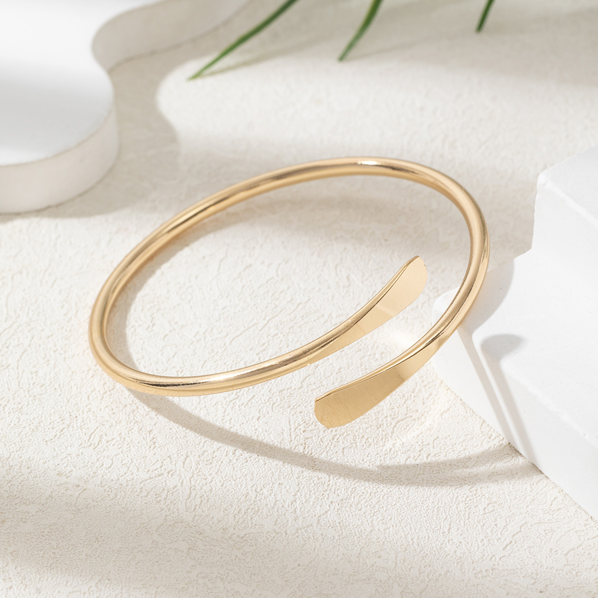 Brazalete de apertura transfronteriza de oro y plata personalidad de dos extremos de pulseras aplastadas pulseras de moda de mujeres al por mayor image 6