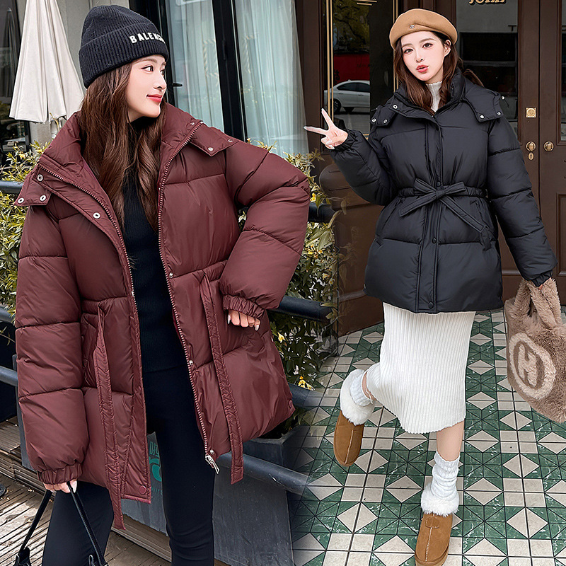 Capa de algodón de pluma de invierno para mujeres, ropa de algodón de cintura gruesa, ropa de invierno 2025, nueva moda de chaqueta caliente con capuzas medianas y largas