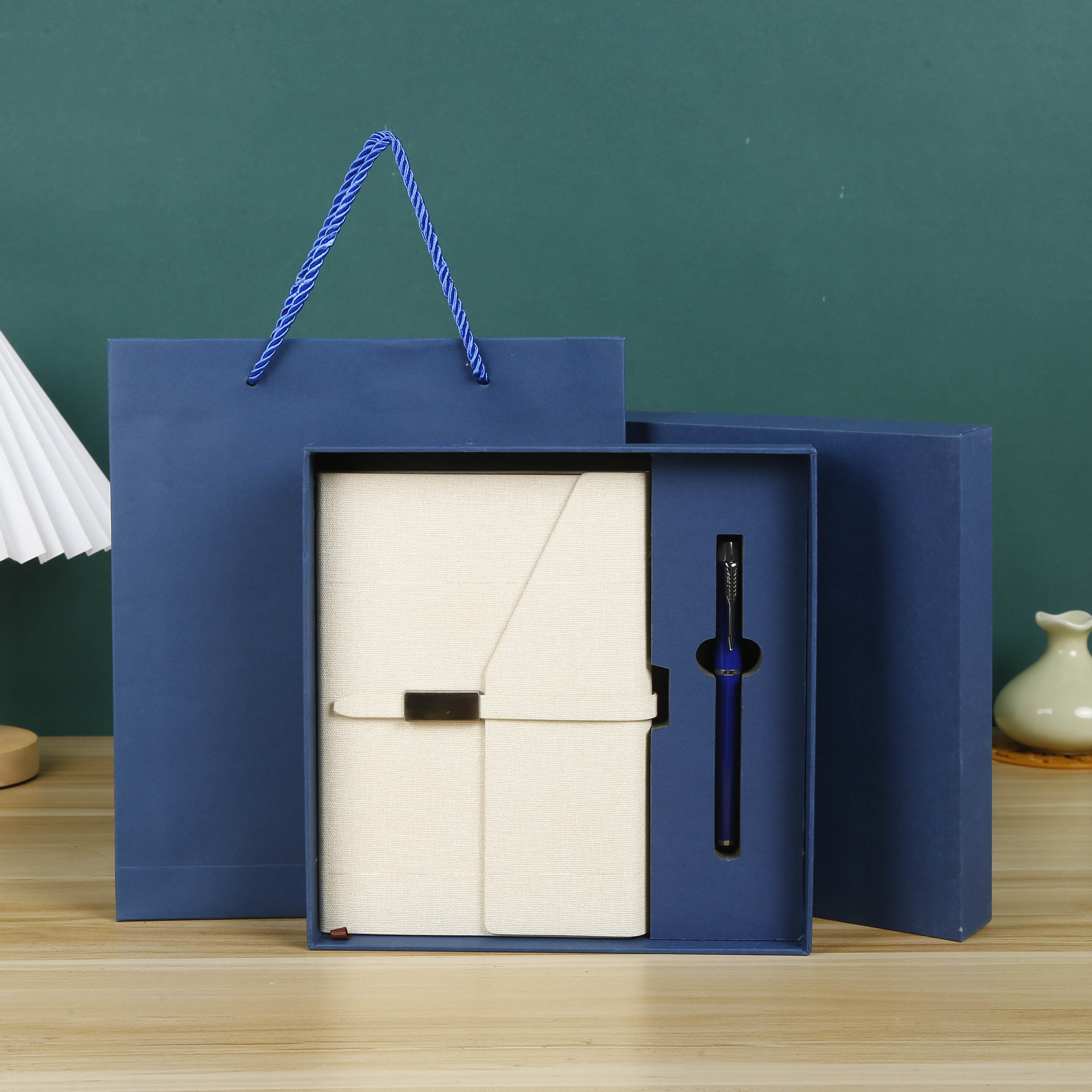 선물 상자 B (노트 + 상자 + 핸드백 + 펜)