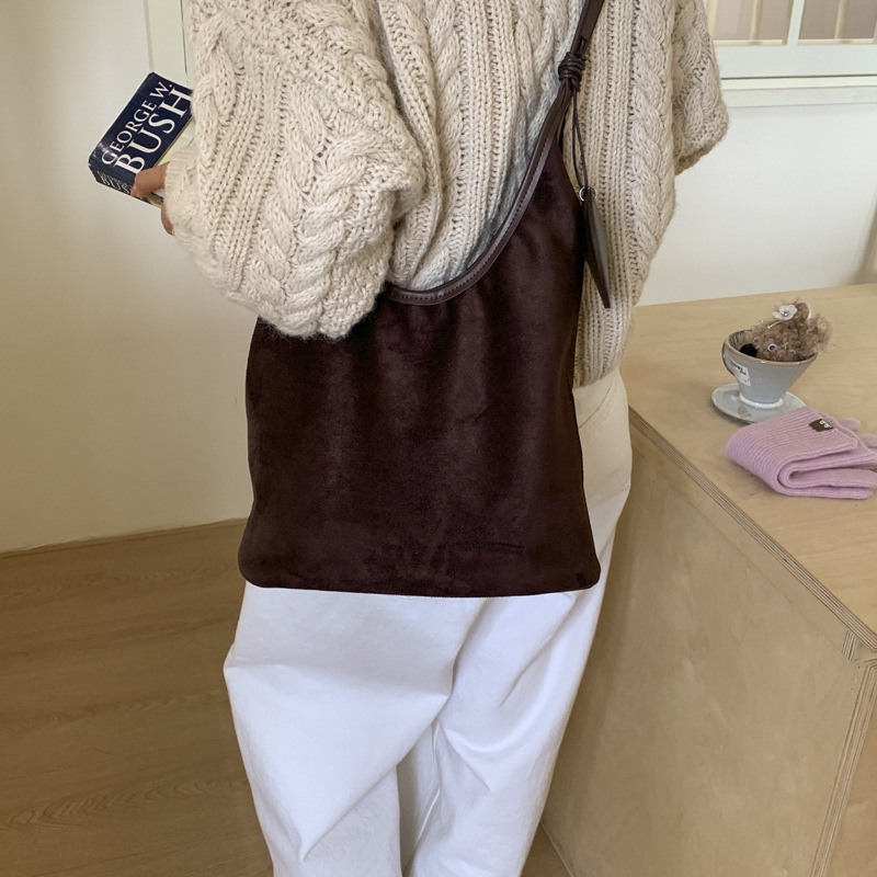 Bolsa de cubo retro transfronteriza para mujeres otoño y invierno 2025, nueva moda, bolso de hombro de moda, bolso de abrigo casual universal