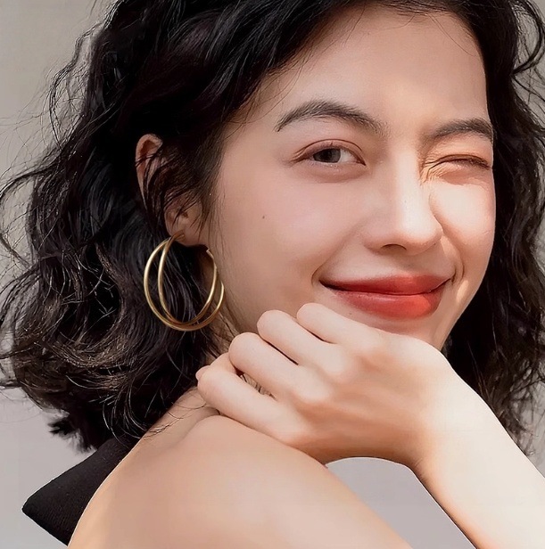 レトロな香港スタイルの女性用二層ラージフープイヤリング、メタルフープイヤリング、ハイエンドニッチイヤリング卸売|undefined
