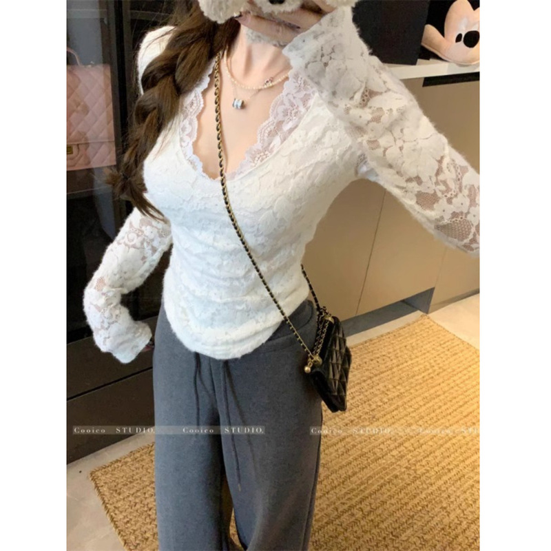 Lace V-neck base shirt for women, autumn and winter, sexy fur inner layer, slim fit, waist-cinching, pure desire style, chic top for sweet and spicy girls Lace V-neck base shirt for women, autumn and winter, sexy fur inner layer, slim fit, waist-cinching, pure desire style, chic top for sweet and spicy girls