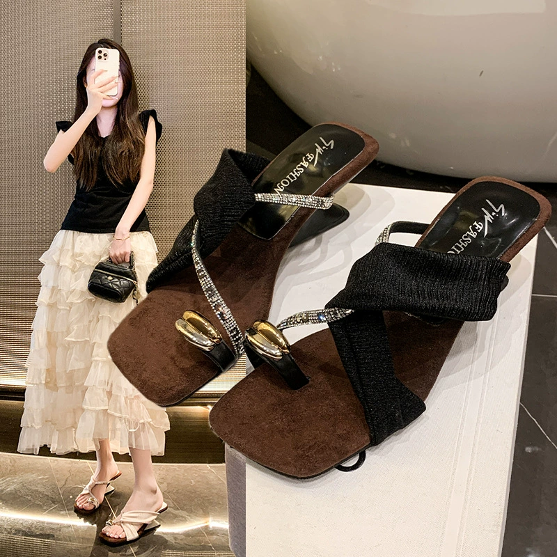 Популярные сандалии-шлепанцы для женской летней верхней одежды, высококачественные универсальные тапочки для женщин 2025 года, модные туфли на платформе, новый стиль