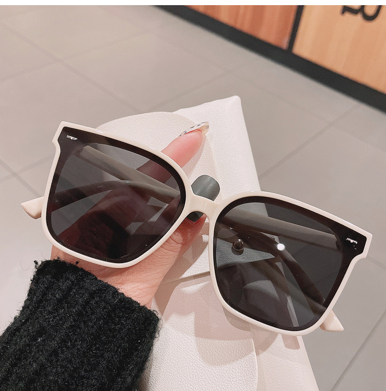 The new female Korean version of the new red with ink mirror anti-UV sunglasses small red book facial thin white glasses