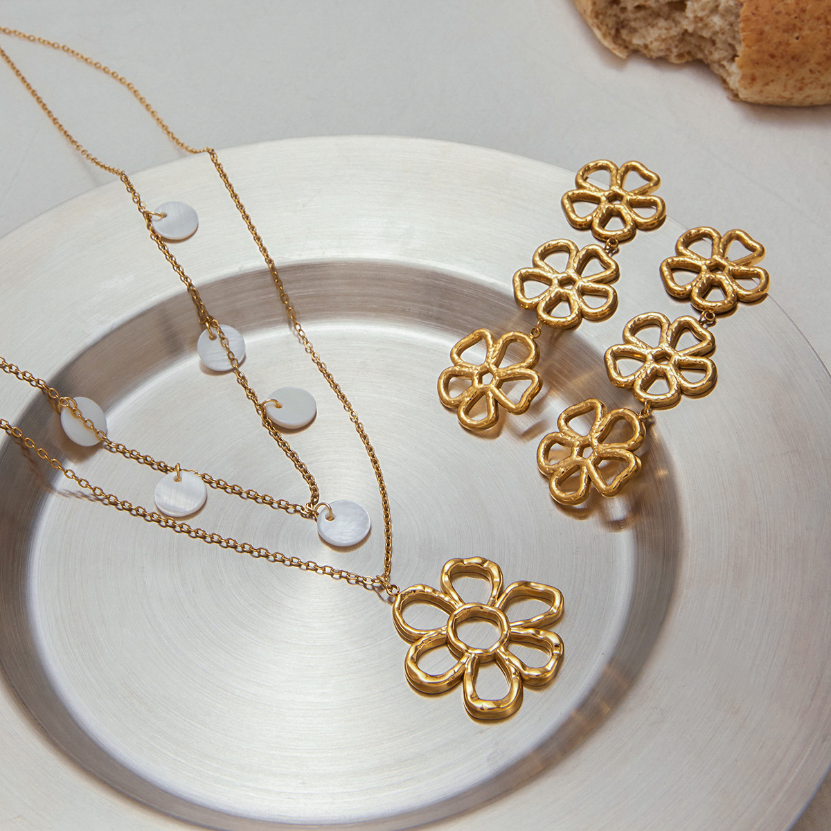 Jie Ding Collar de flores europeas y americanas Pendientes simples y de alta gama Pendientes que no se desvanecen Joyas de lujo ligeras Joyas de acero de titanio image 5