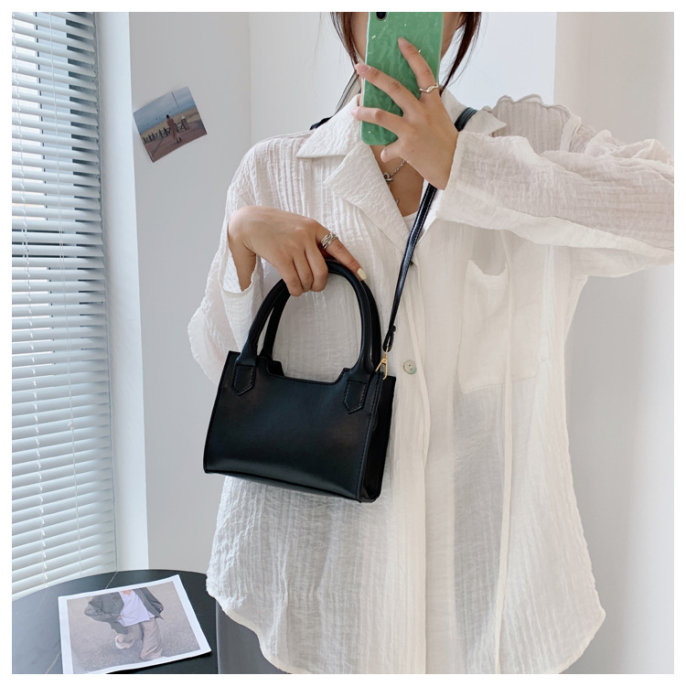 New Fashion Simple Large-capacity Shoulder Bag Wholesale Nihaojewelry display picture 7
