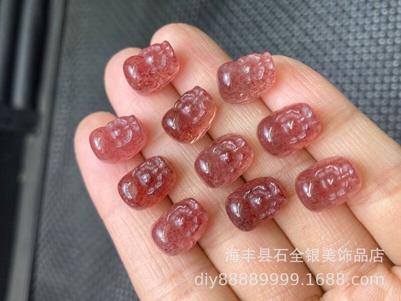 Factory direct natural strawberry Crystal brave pendant color bright red brave strawberry Crystal all kinds of diy small accessories Factory direct natural strawberry Crystal brave pendant color bright red brave strawberry Crystal all kinds of diy small accessories