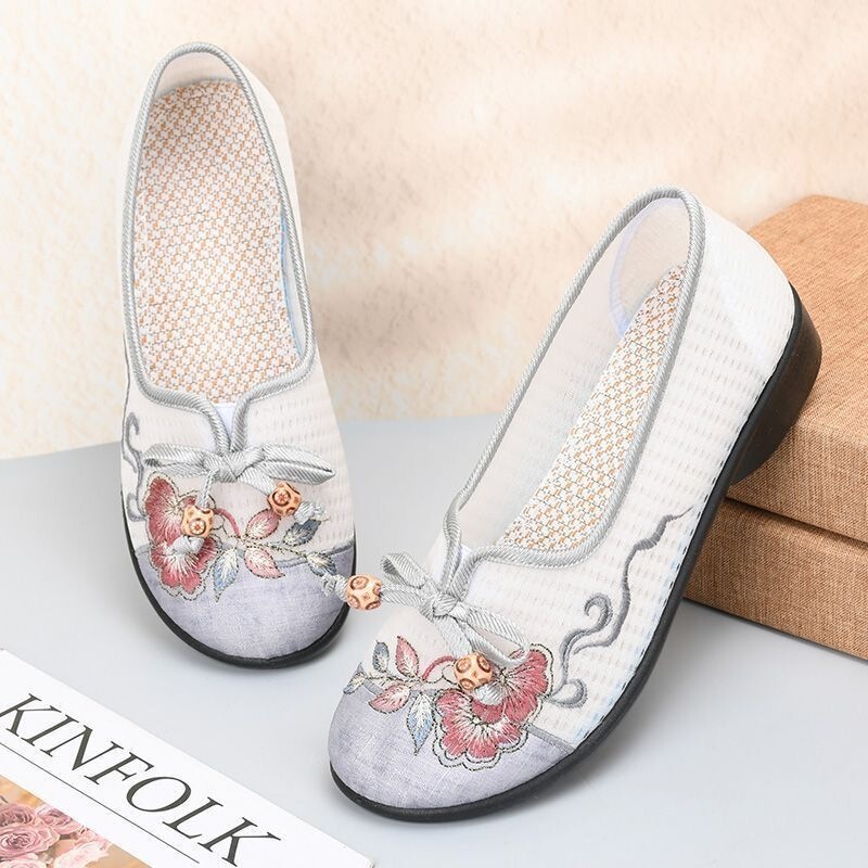 Summer ice silk breathable soft-soled soft-faced ethnic style embroidered slip-on casual old Beijing cloth shoes for middle-aged and elderly mothers Summer ice silk breathable soft-soled soft-faced ethnic style embroidered slip-on casual old Beijing cloth shoes for middle-aged and elderly mothers