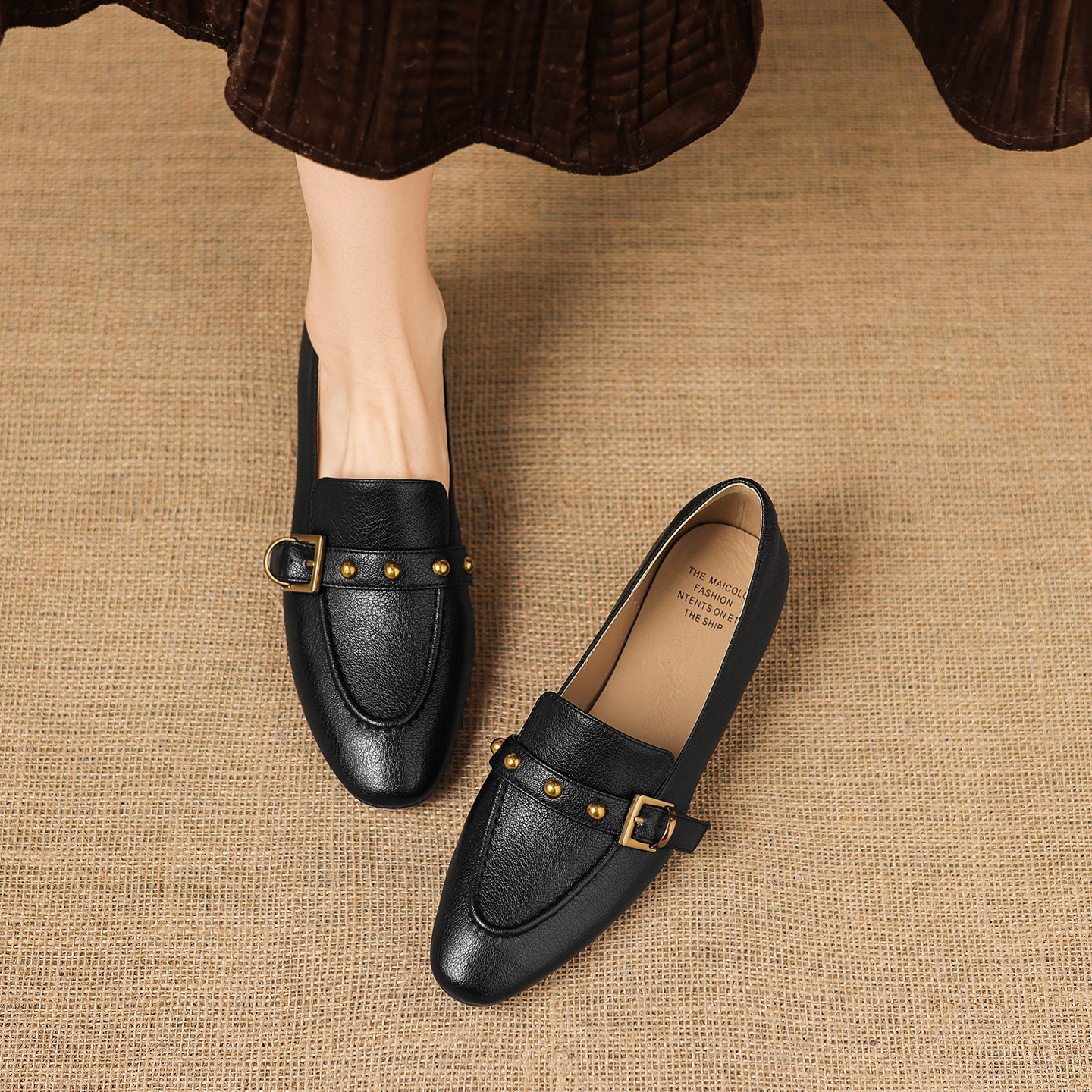 Giày da cừu loafer nữ mũi tròn gót thấp đinh tán — đen
