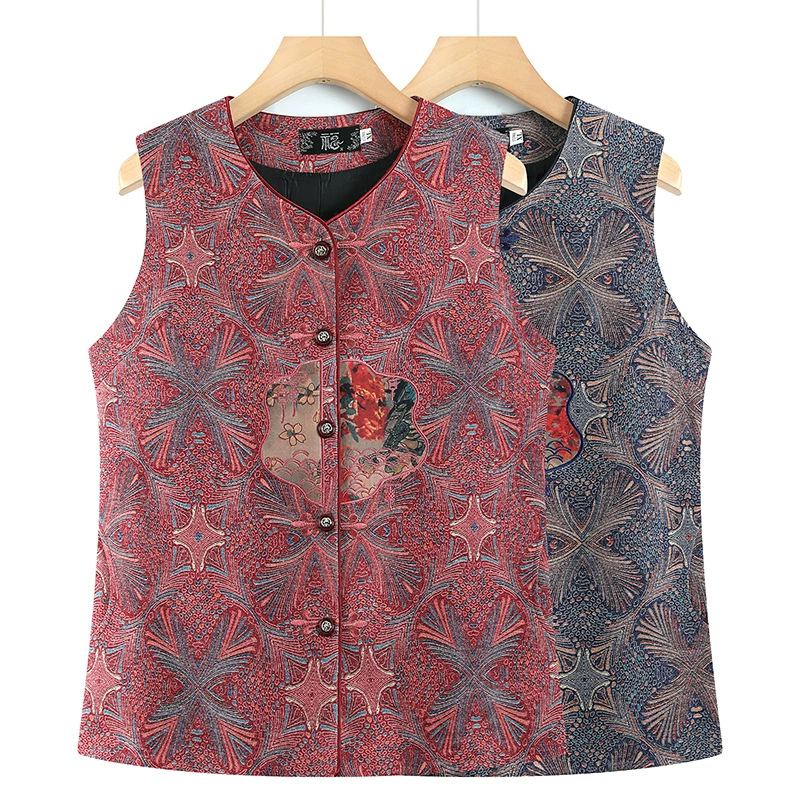 Старушка весенне-осенний жилет носит бабушку на плече