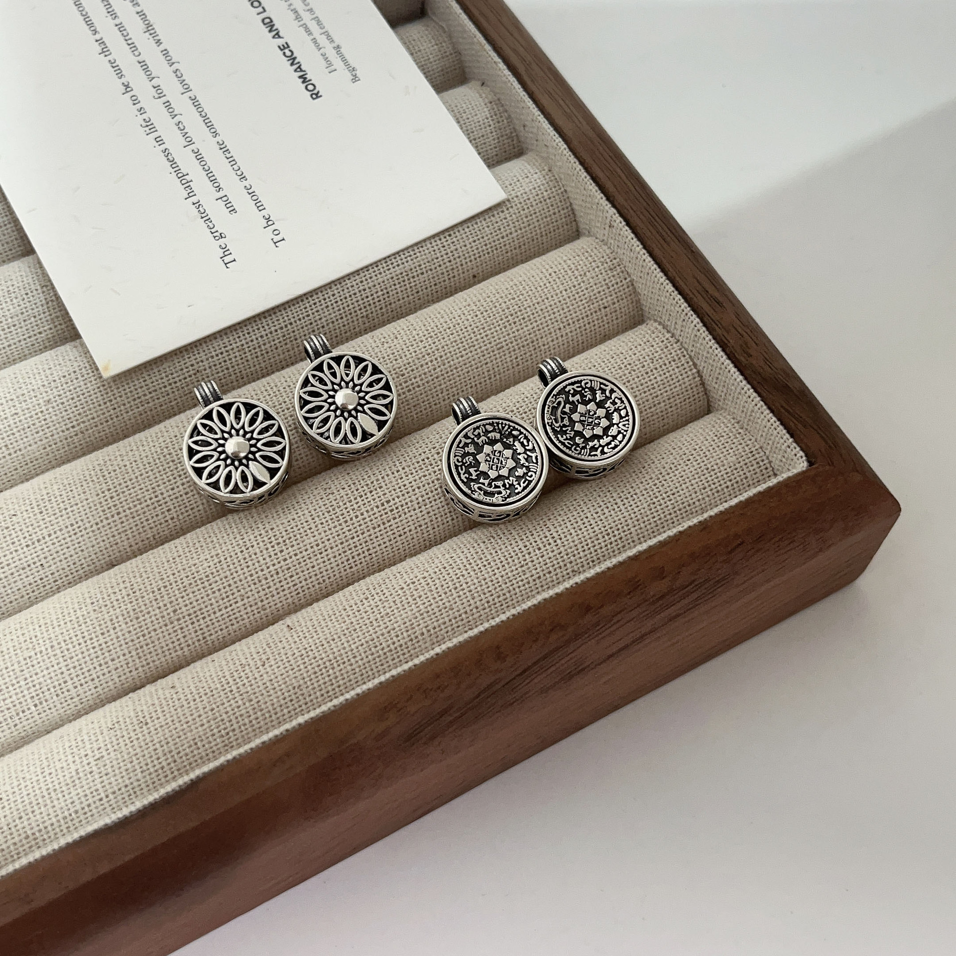 Silver Rui Tai s925 plata esterlina estilo nacional ocho tesoros brújula 12 colgante zodiacal femenino de alta calidad diseño retro Seiko Zodiac