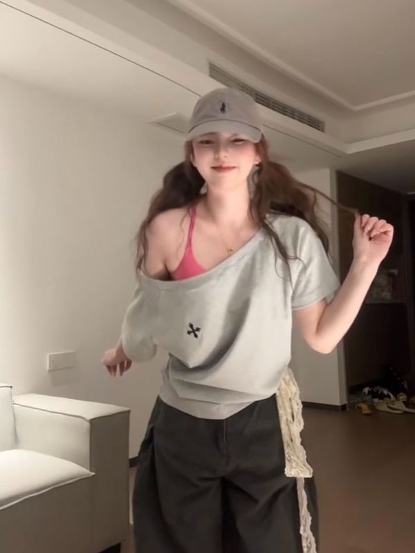 アメリカンレトログレー斜め肩半袖Tシャツ女性用夏の新しいルーズスリムセクシーなレイジースタイル多用途トップ|undefined