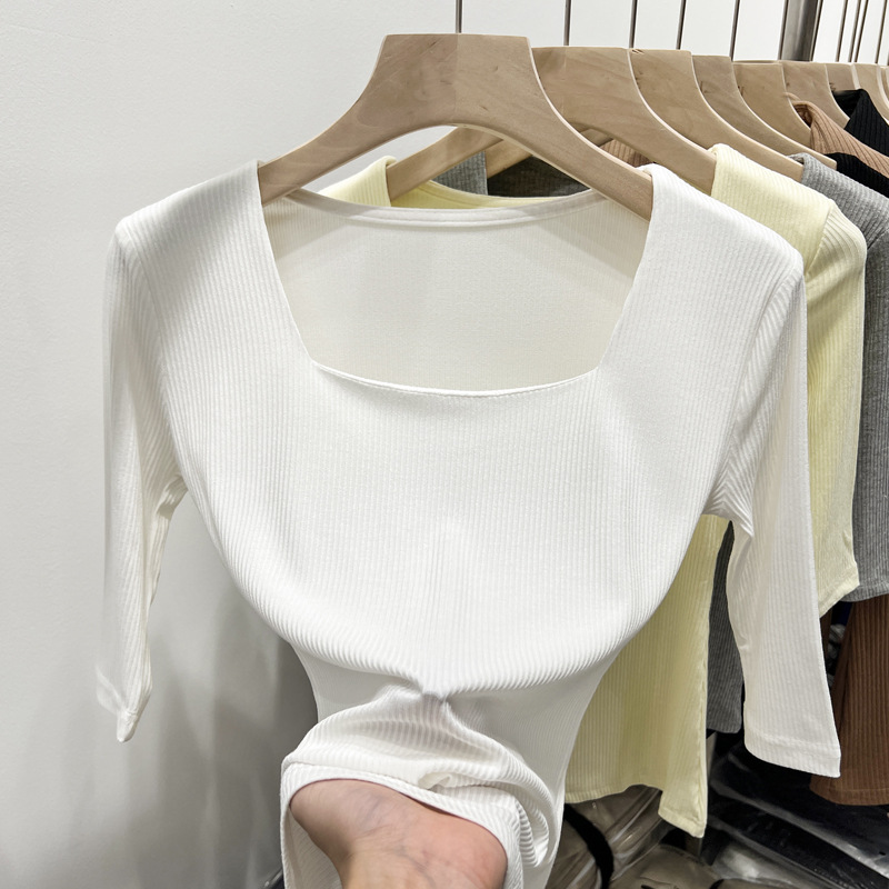 Camiseta de cuello cuadrado negro de cinco mangas para mujeres 2025 primavera nueva estilo exterior con temperamento exterior coreano de media manga