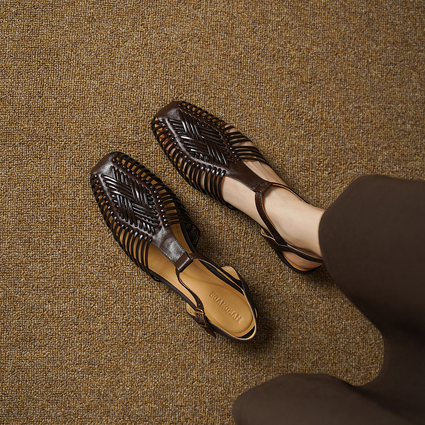 Sandal nữ quai dệt mảnh mũi vuông gót phẳng — màu nâu