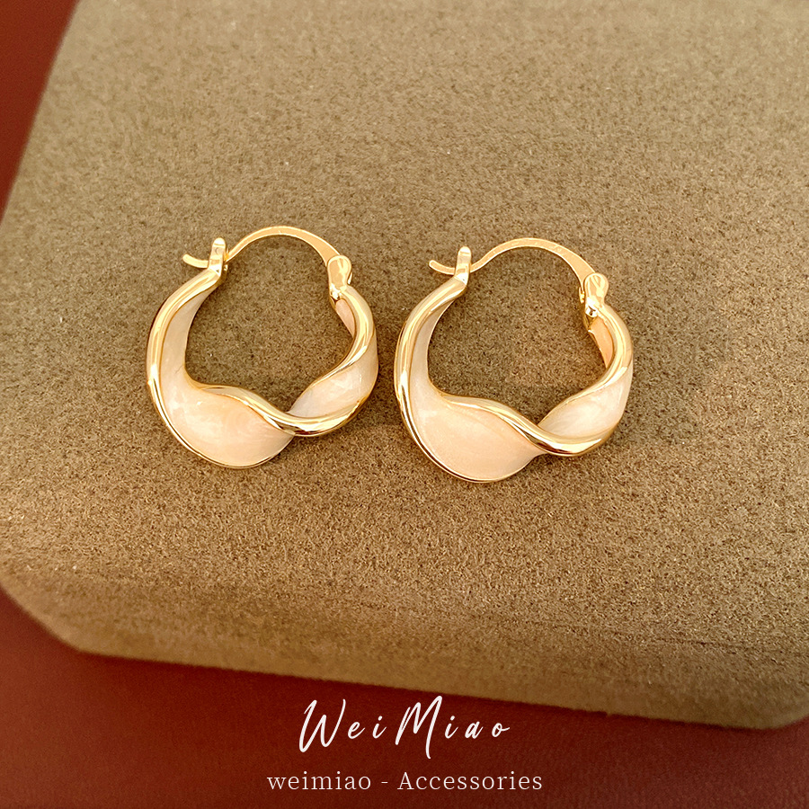 Oro verdadero chapado con letras de fritajas, perfiles redondos personales simples, aretes de temperamento de lujo ligero, perfiles de alta calidad para mujeres
