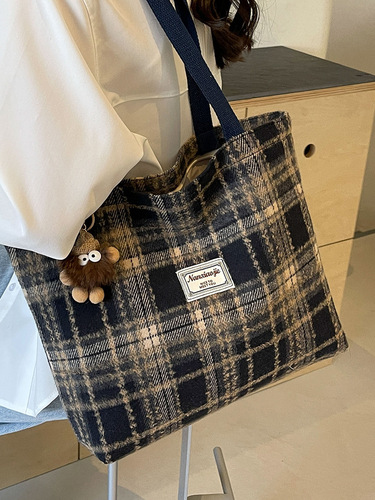 Large-capacity commuting grid bag 2024 new autumn winter woolen grid single-shoulder bag with a sense of elegance versatile tote bag