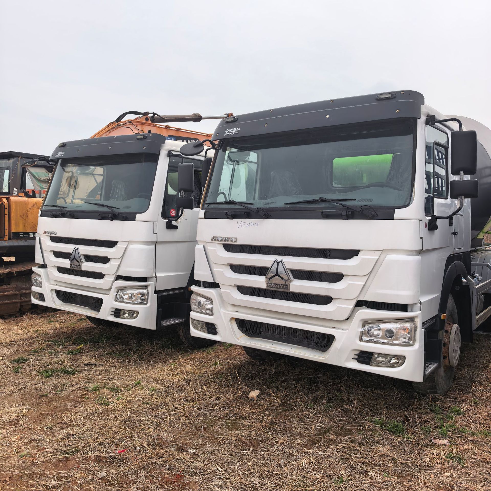Exported Sinotruk Howo 12-Cubic Meter Mixing Tank, 90% New, Zoomlion Heavy Industry Tank Body, 12-Cubic Meter Sinotruk Howo Mixing Tank