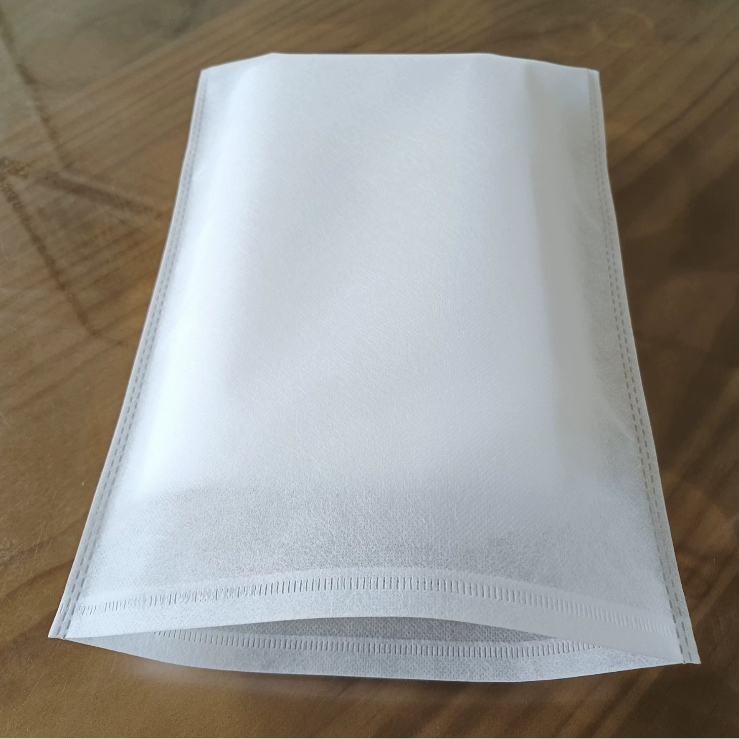 Обработка и персонализация белых нетканых пылесборников на складе оптом плоские нетканые сумки упаковочные сумки сумки на шнурке