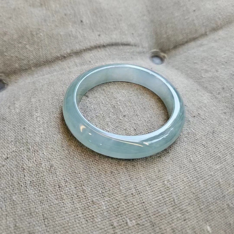 Vòng tay ngọc bích tự nhiên Myanmar Laokeng màu xanh lá nhạt dần cao cấp (đường kính trong 52–64 mm) chi tiết 1