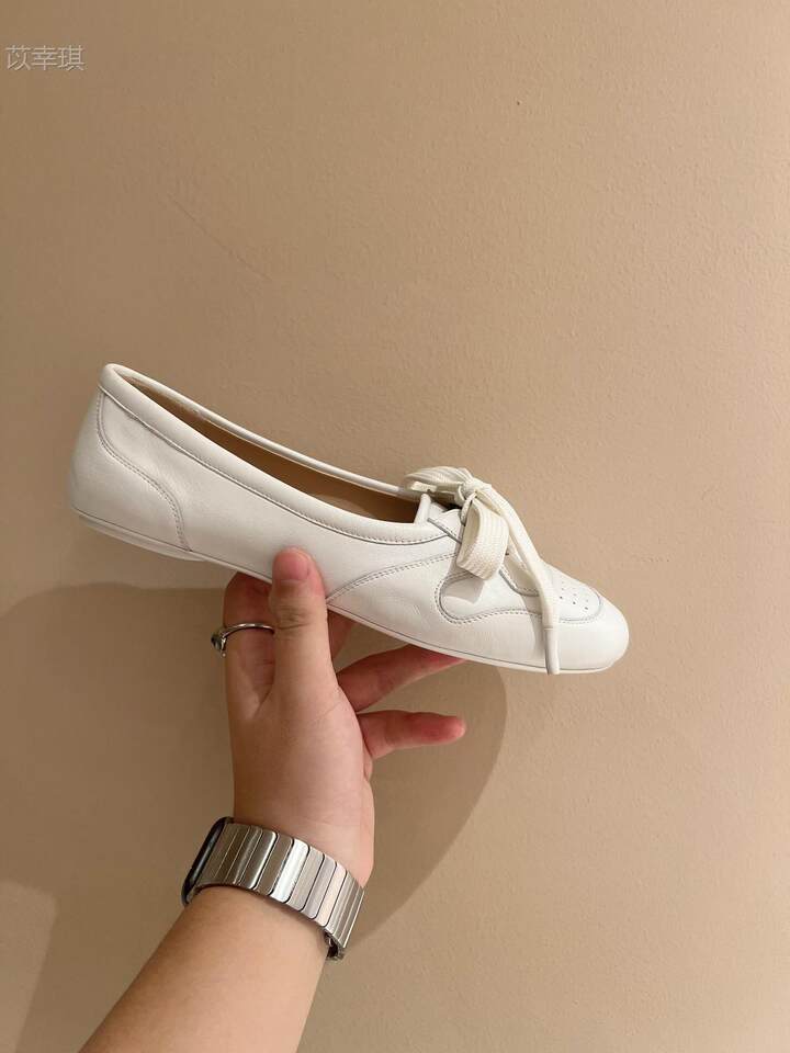 Giày búp bê nữ da cừu cổ thấp đế bằng buộc dây phong cách retro — Bạc, hàng có sẵn, Màu nude, hàng có sẵn, Màu trắng kem, hàng có sẵn chi tiết 2