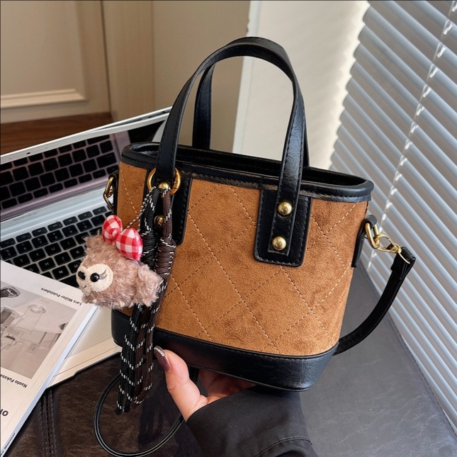 Bolso de mano de marea transfronteriza simple bolso de cubo de agua mujer otoño / invierno 2025 nuevo retro bolso de hombro bolso de viaje ocio mochila