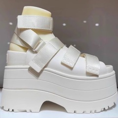 夏の新しいスタイルの眩しいゴールドウェッジサンダル、ファッショナブルな厚底ベルクロカジュアルローマンサンダル、女性用の多用途カジュアルサンダル