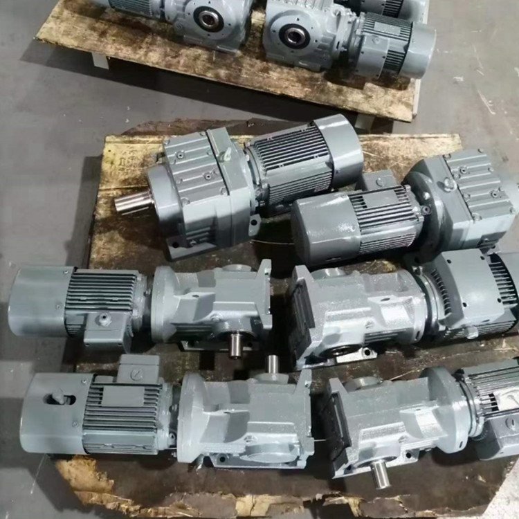 WHC225 锥齿换向器 KAZ67-Y1.1KW-6P-76.37硬齿面减速机