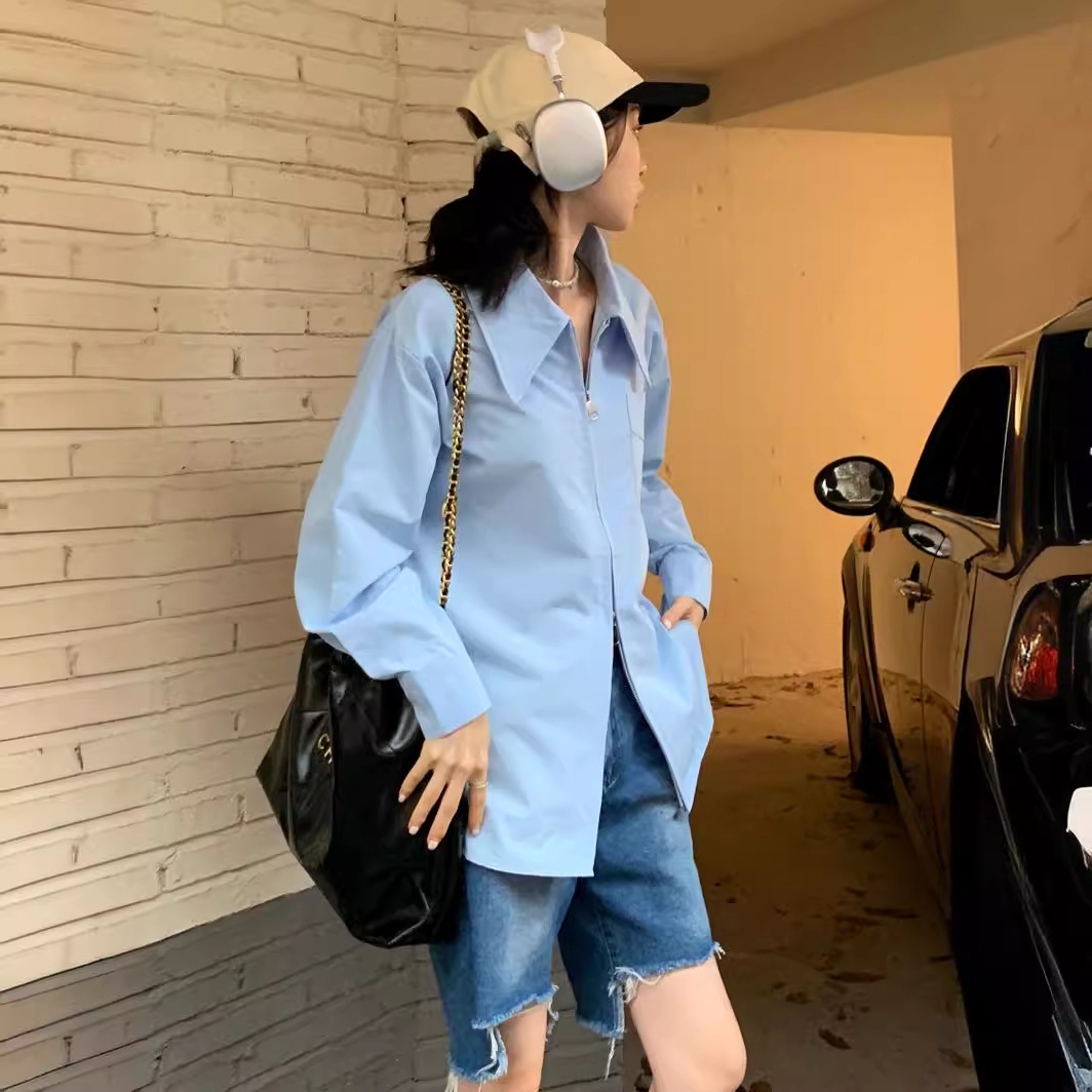 Chaqueta estilo Chanel blanca con doble cremallera, combinada con una nueva camiseta o camisa de verano para mujer, de corte holgado con cremallera.