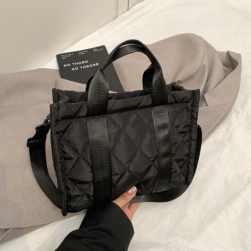 Otoño y invierno coreanos nuevos bolsos de algodón bordados universales 2024 textura pequeña fragancia de viento contra el color de diamante bolso de hombro portátil