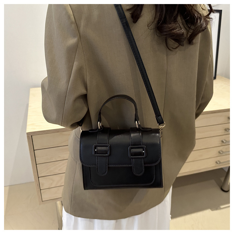 A new 2024 trendy and retro single-shoulder crossbody small square bag for girls, a niche British-style handbag undefined