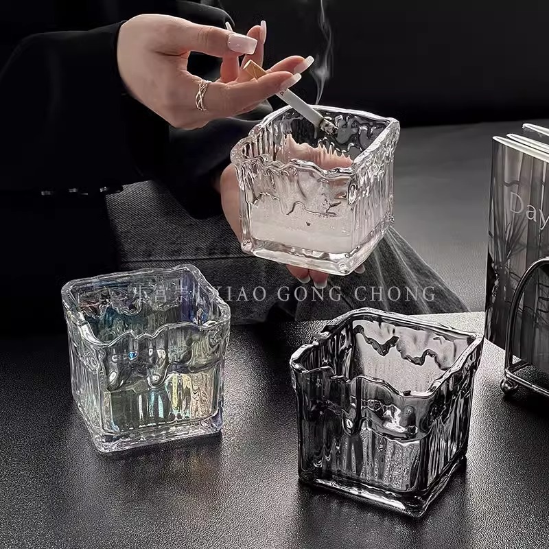 GLASS INS 인터넷 연예인 빛 럭셔리 틈새 창조적 인 홈 거실 장식품 연기 모래 고급 감각 얼음 블록 재떨이를 제공합니다.