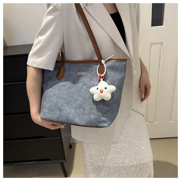 Wholesale of new large-capacity, simple and fashionable casual commuter single-shoulder bags and women's underarm bags for the summer of 2024 in foreign trade undefined