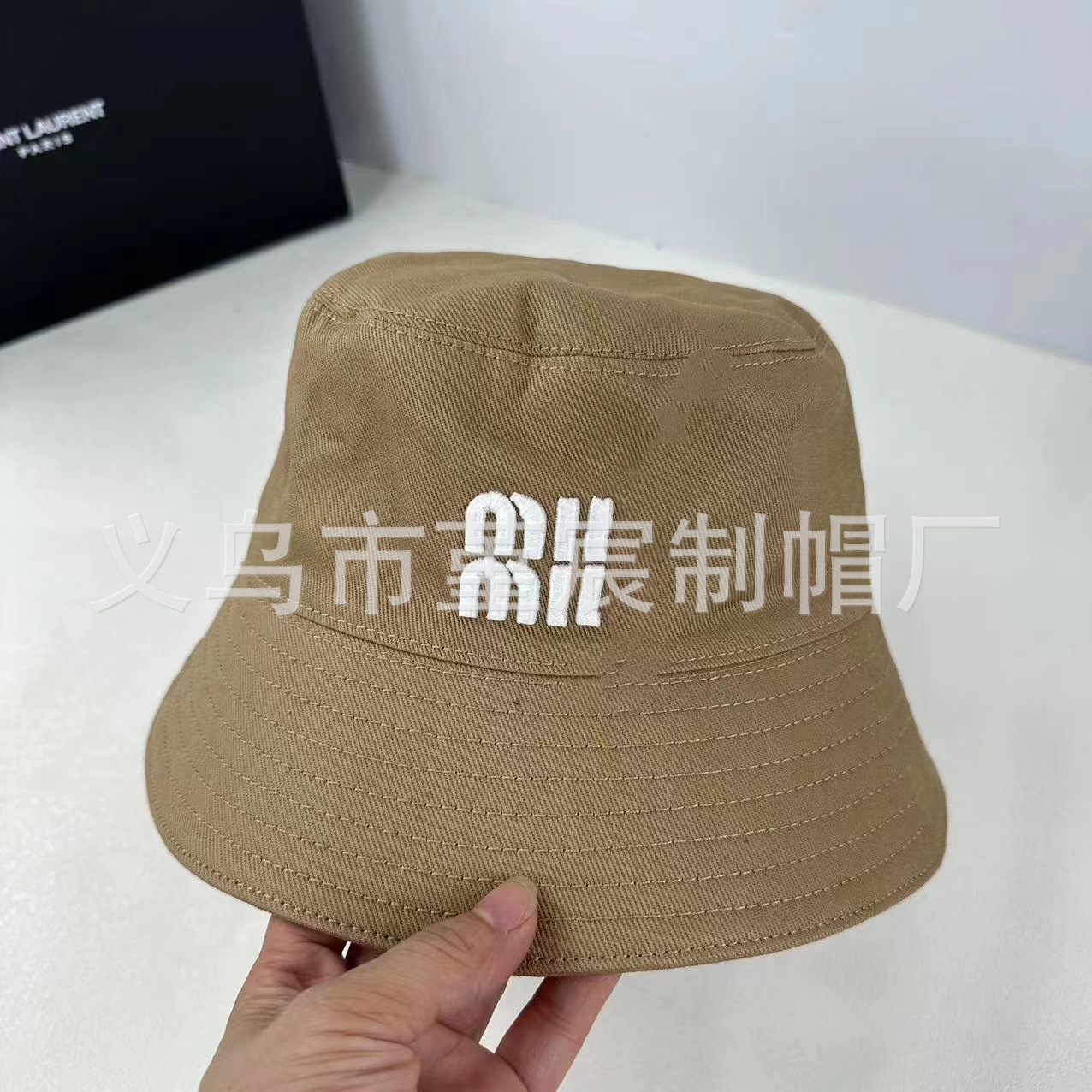 카키색