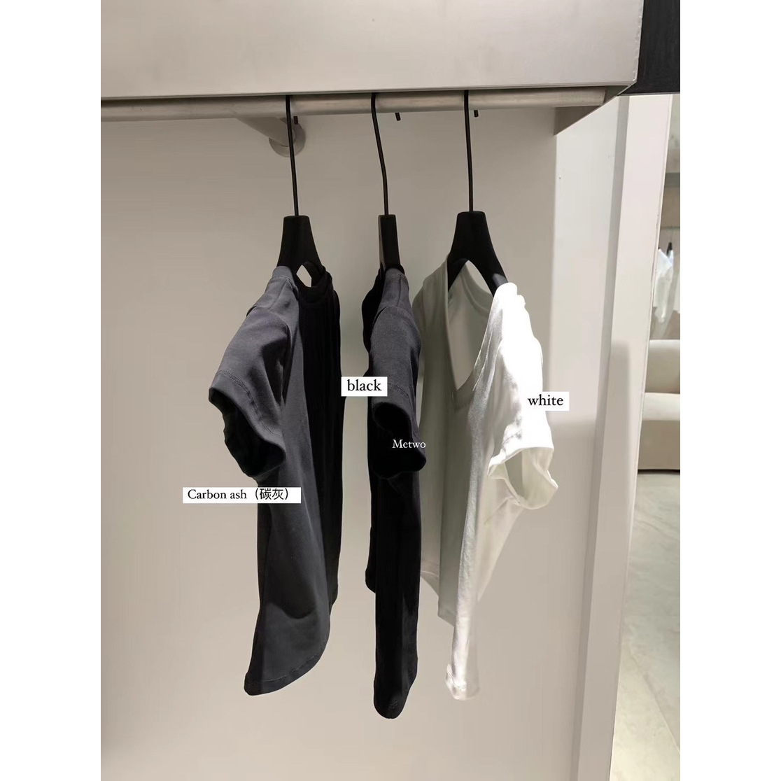 Hers 2025 verano delgado estilo minimal elástico delgado y agradable para la piel todo fósforo con cuello en V camiseta de manga corta top de mujer 20915