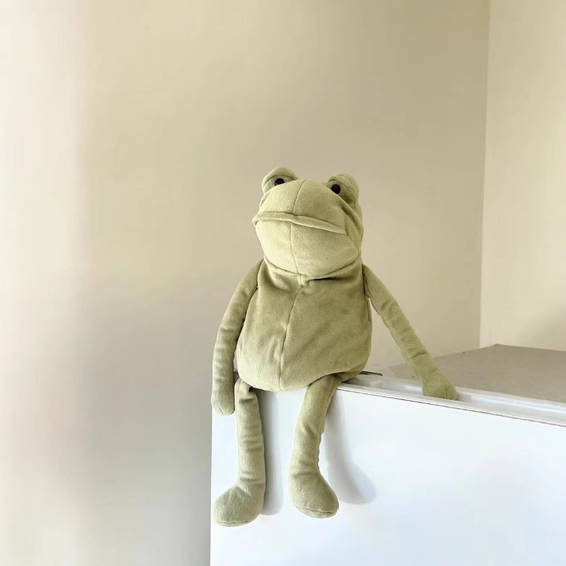 イギリスのファーガエルは柔らかいぬいぐるみの子供の付き添い人形のプレゼントをなだめます。|undefined