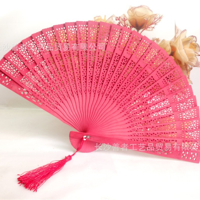 En stock colorido fragante ventilador de madera al por mayor mujer plegable bolsa de ventilador borla hueco tallado ventilador plegable ventilador de madera