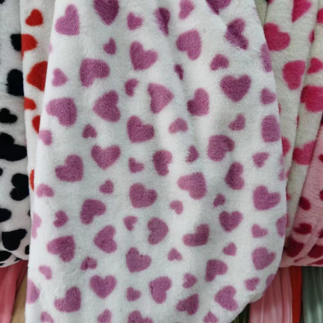 En stock imitación de piel de conejo Pequeño amor impresión tela conejo felpa tela pollo corazón impresión ropa zapatos y sombreros bufanda tela