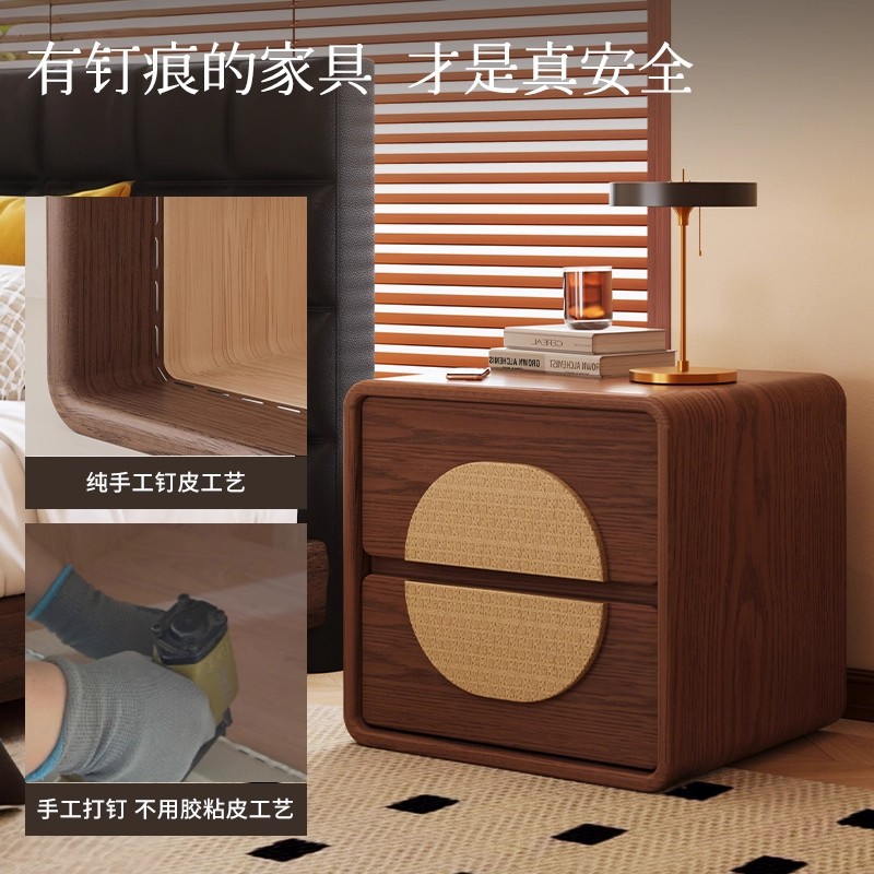 Alta mesa de cabezal de cama de madera maciza tela de caña retro 2025 diseño explosivo sensación de gabinete de almacenamiento de estilo francés cabinet de cama de aire de crema
