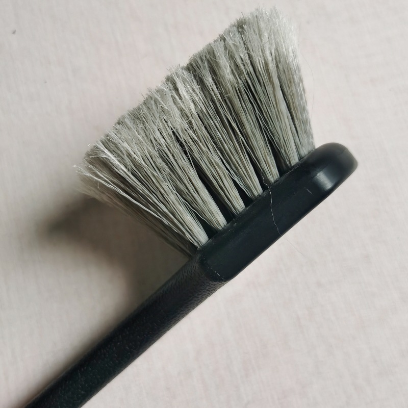 검은 손잡이 회색 머리카락