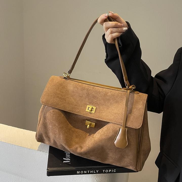 Este año, la popularidad de la bolsa de peluche retro, la capacidad de las mujeres, 2024 otoño y invierno, nueva moda, alta sensación de bolso de hombro.