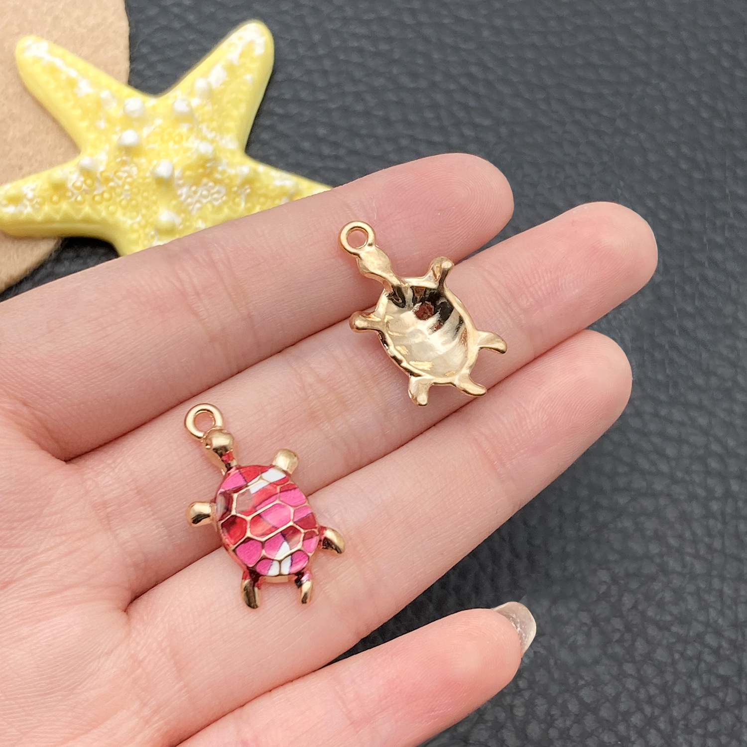 Colgantes marinos esmaltados: tortuga, delfín, estrella de mar