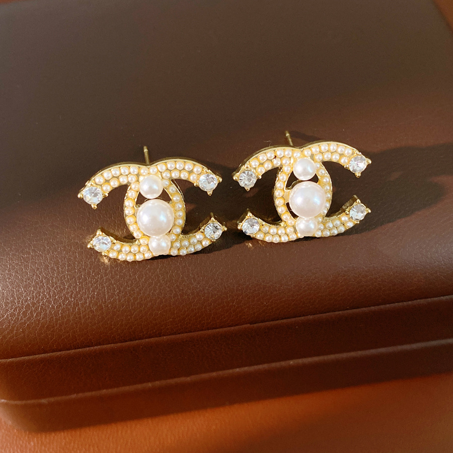 Aguja de plata con diamantes doble C perla personalidad femenina exquisita moda pendientes de viaje ligero de lujo alta sensación de pendientes al por mayor