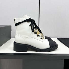 2025新款珍珠宝石马丁靴金属字母绑带圆头粗跟内增高水钻女短靴