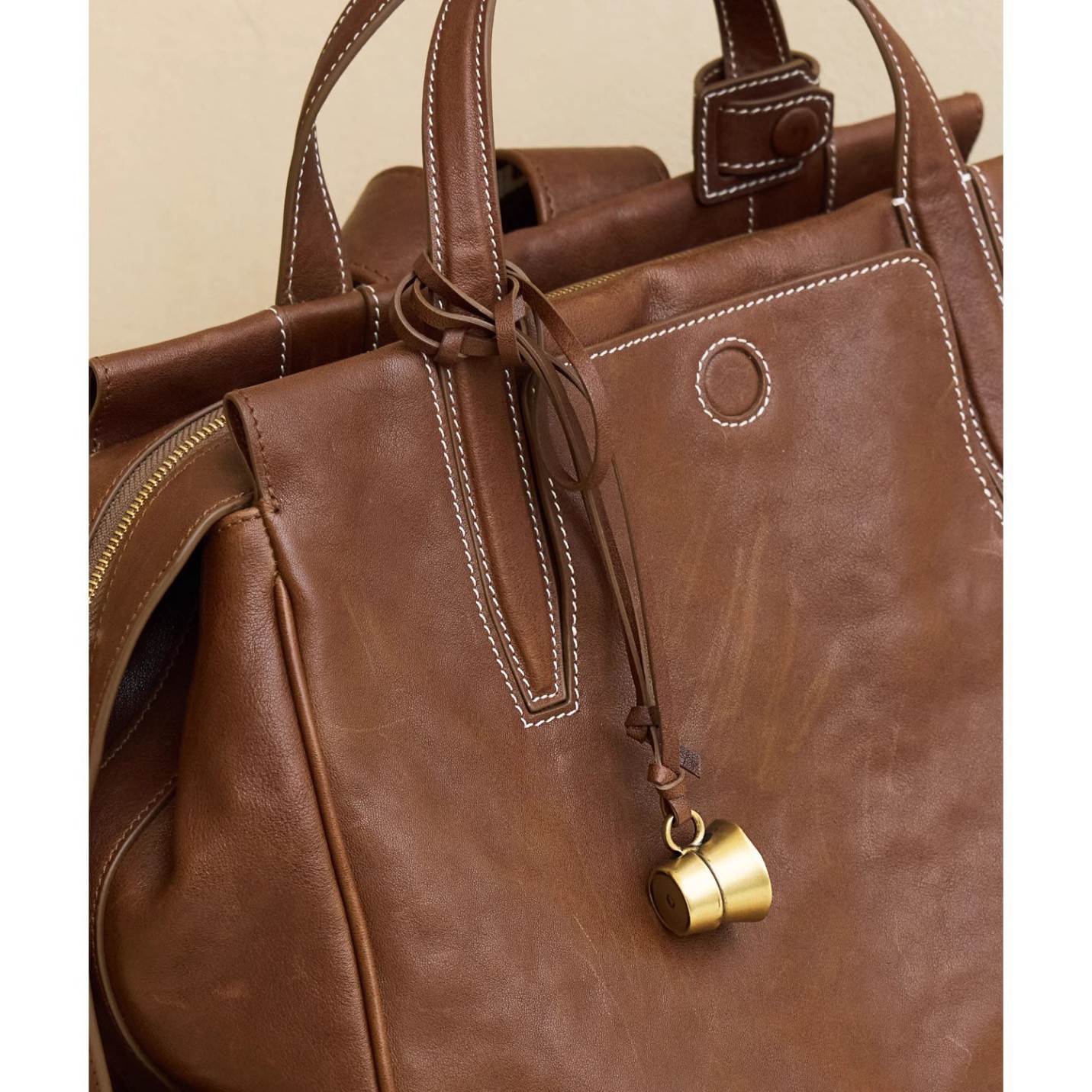 Hay un tubo giratorio de pino, piedra, semillas de Bodhi, calabaza, taza de alivio de preocupaciones