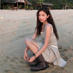 現在H2025夏の新型韓国版八乳モデルは同じ色のストライプベスト/ハイウエストで痩せているスカートセットです。