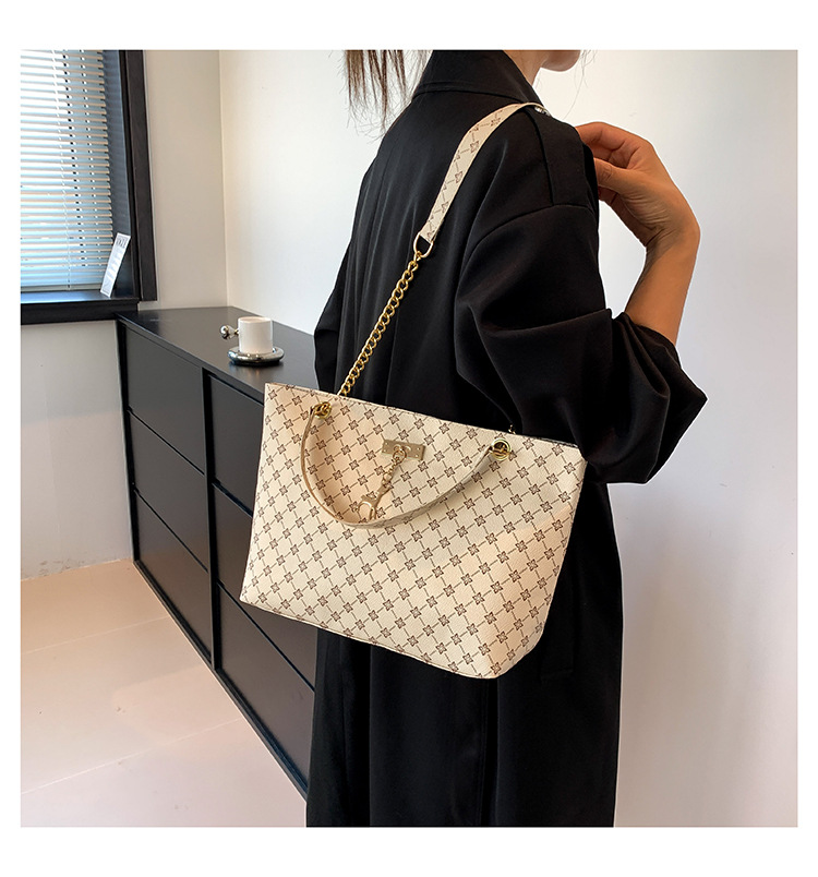 2024 New Large Capacity Bag Women's Bag Fashion Commuting Retro Chain Handheld Shoulder Bag Printed Tote Bag_voghion.com